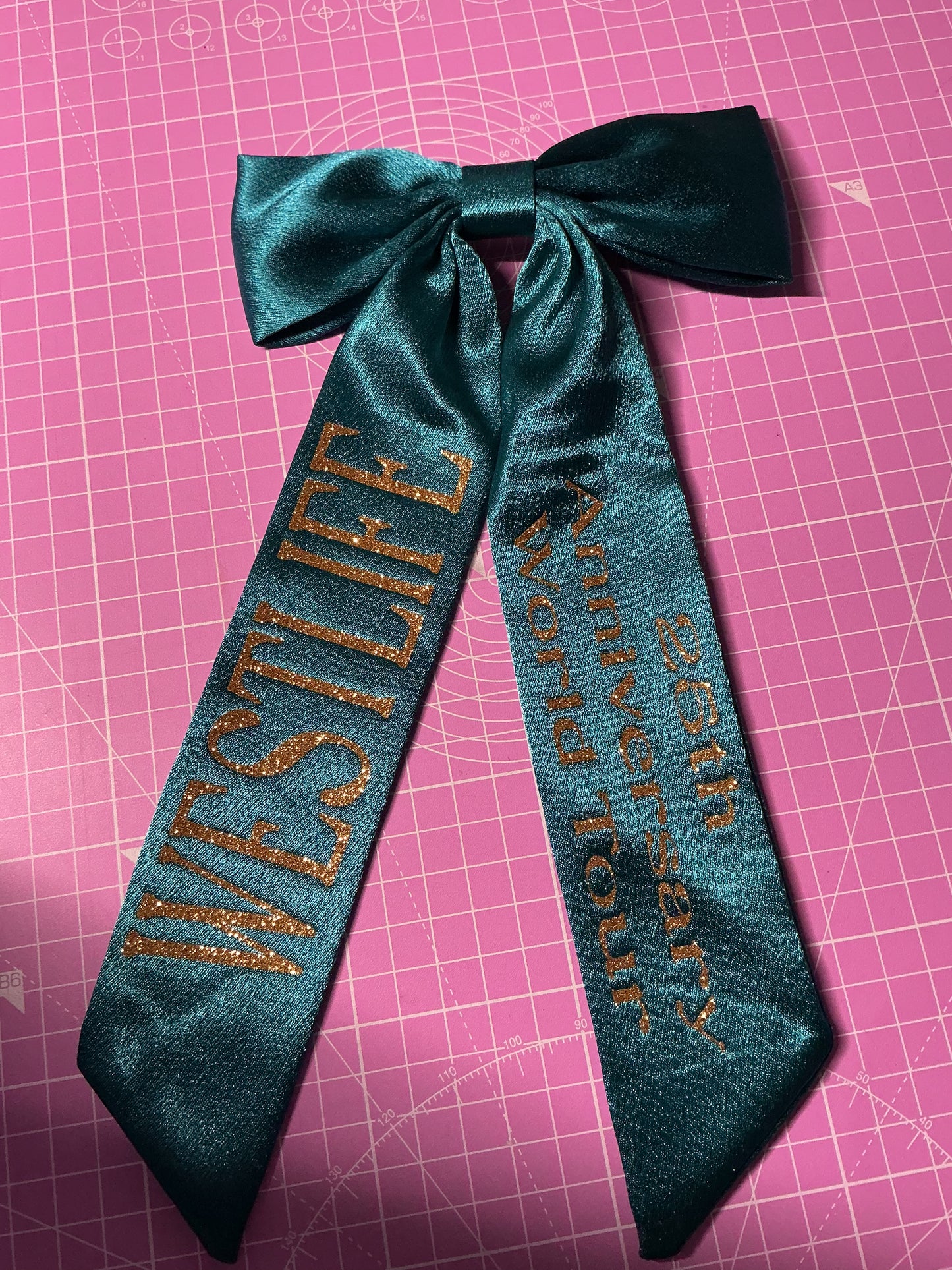 Westlife 25th anniversary tour concert hair bow