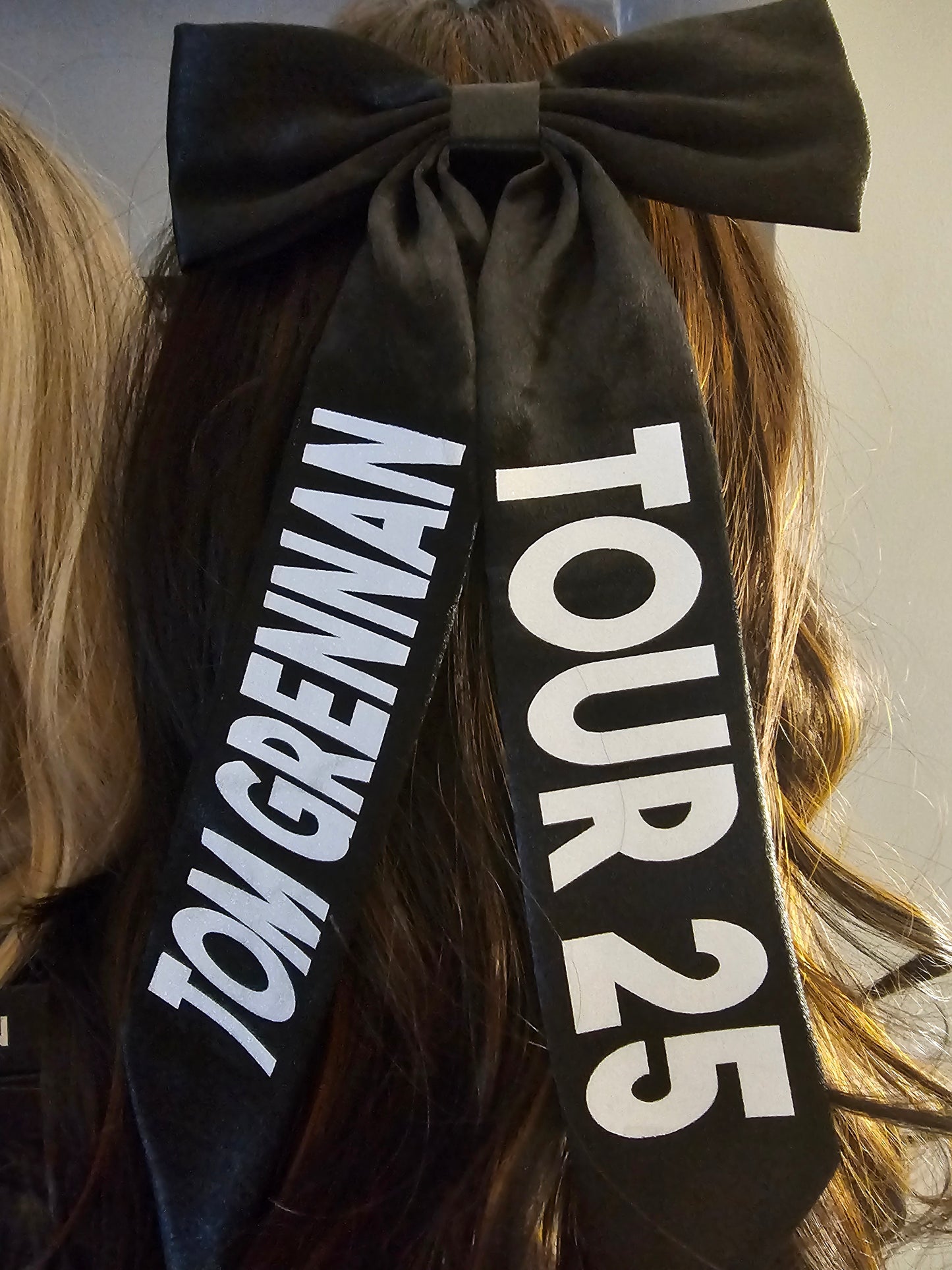 Tom grennan long tail satin hair bow