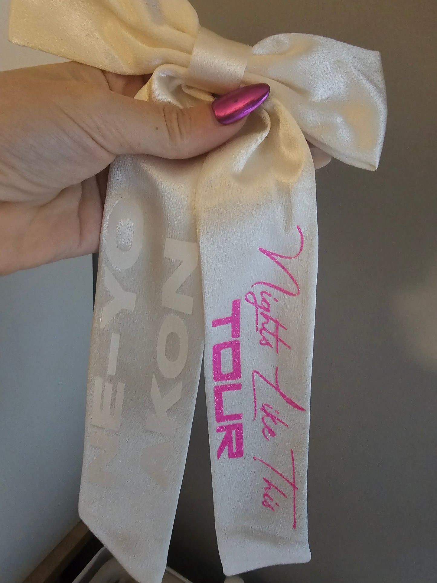 NE-YO AKON nights like tour concert hair bow