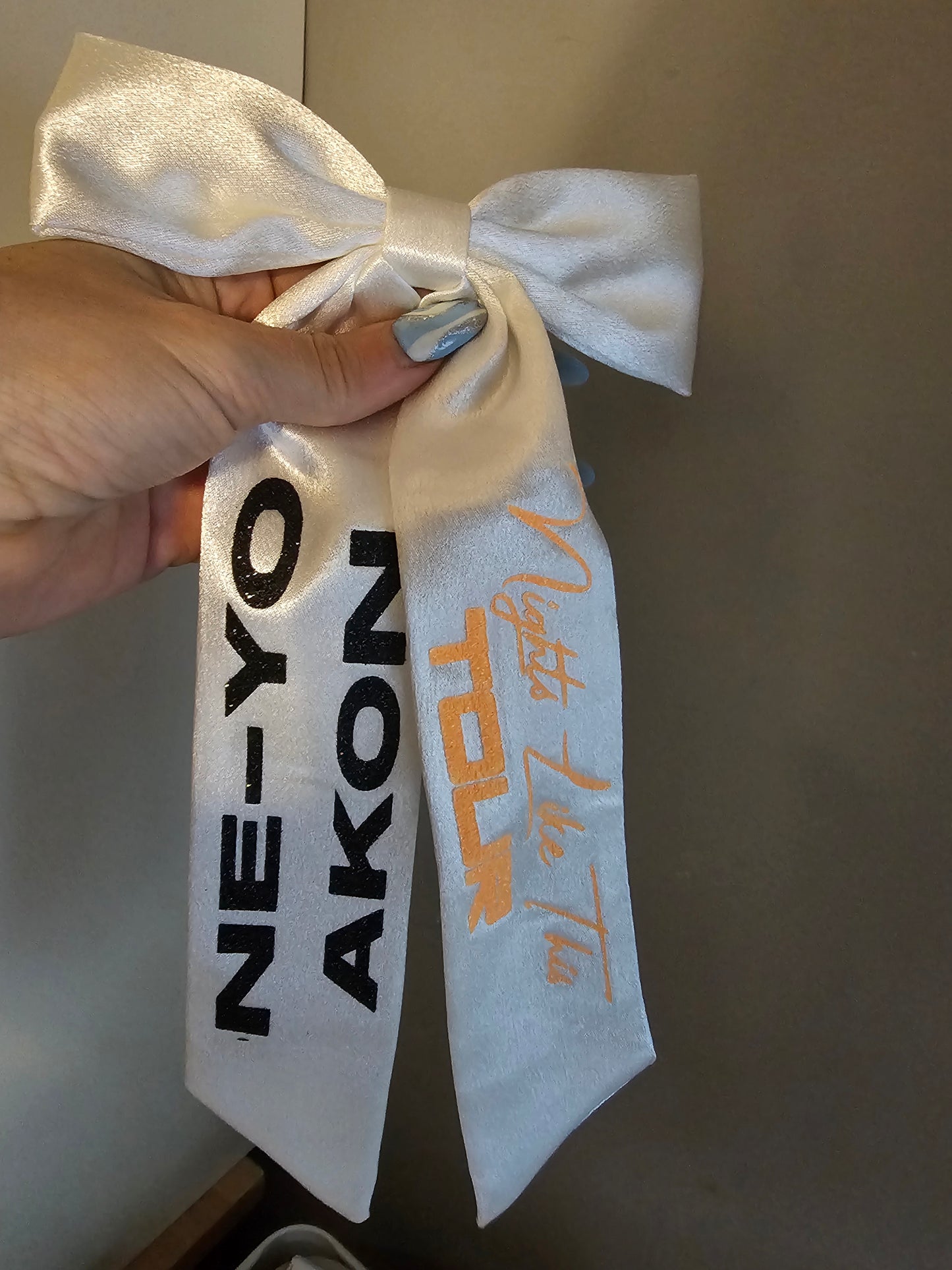 NE-YO AKON nights like tour concert hair bow