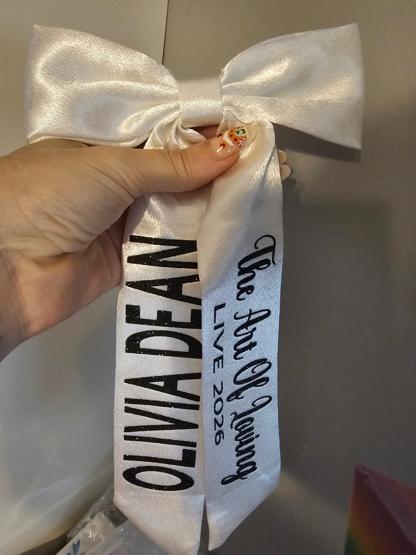 olivia dean the art of loving live 2026 concert hair bow