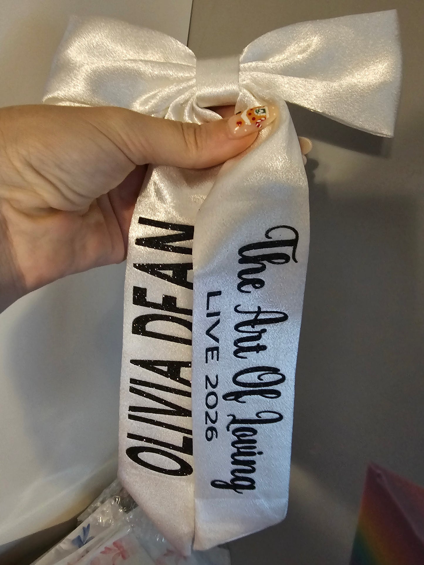 olivia dean the art of loving live 2026 concert hair bow