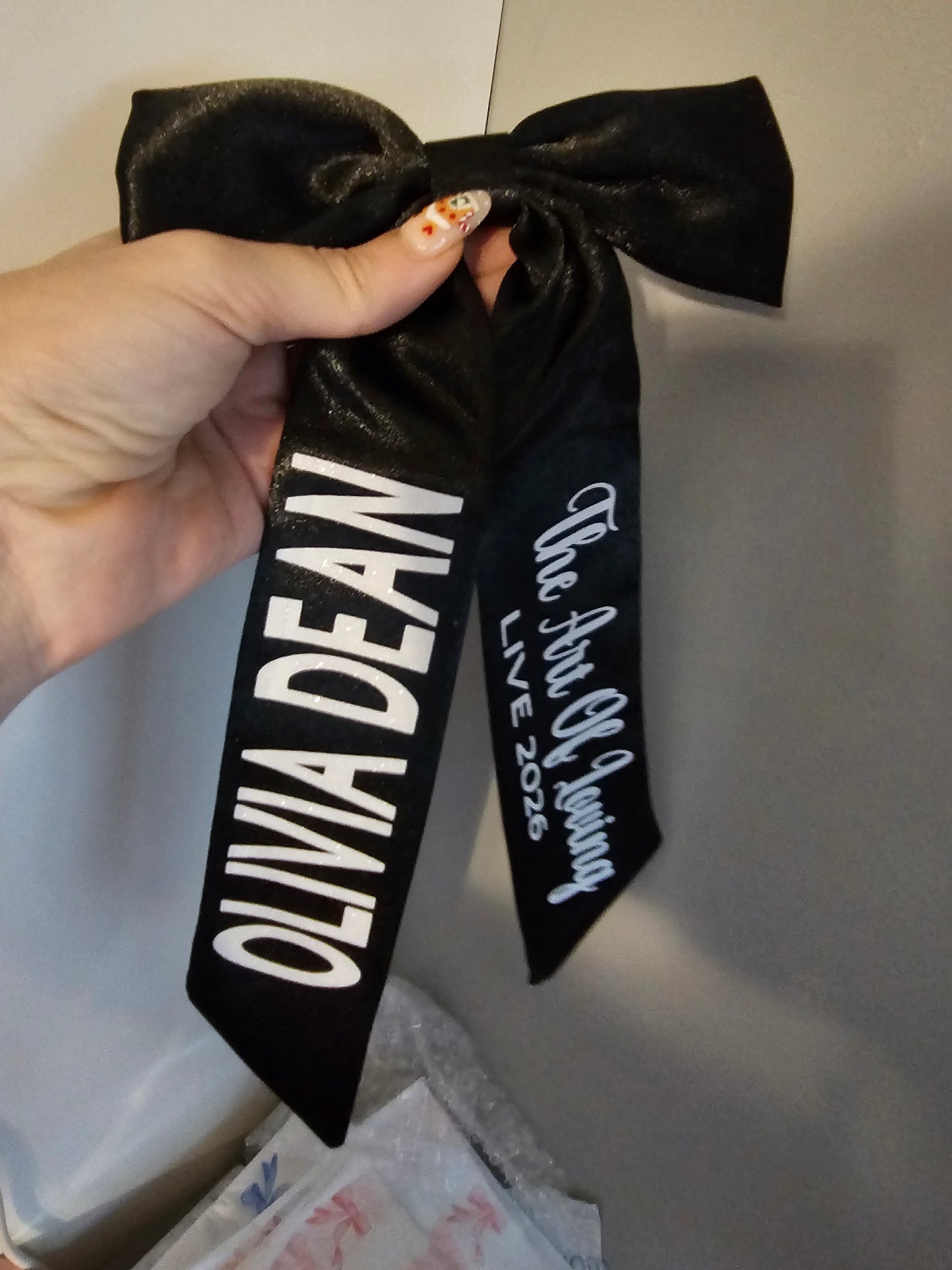 olivia dean the art of loving live 2026 concert hair bow