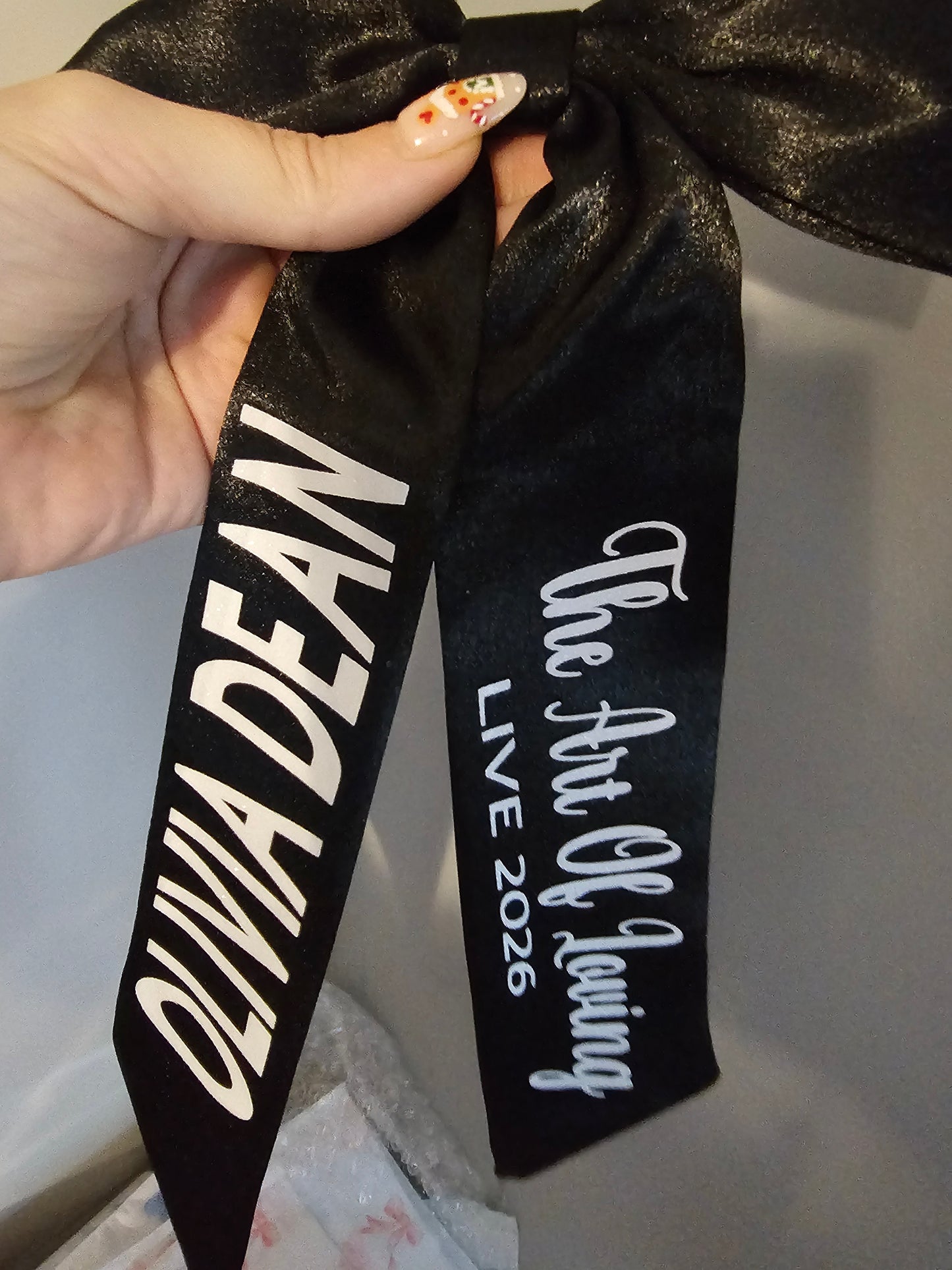 olivia dean the art of loving live 2026 concert hair bow