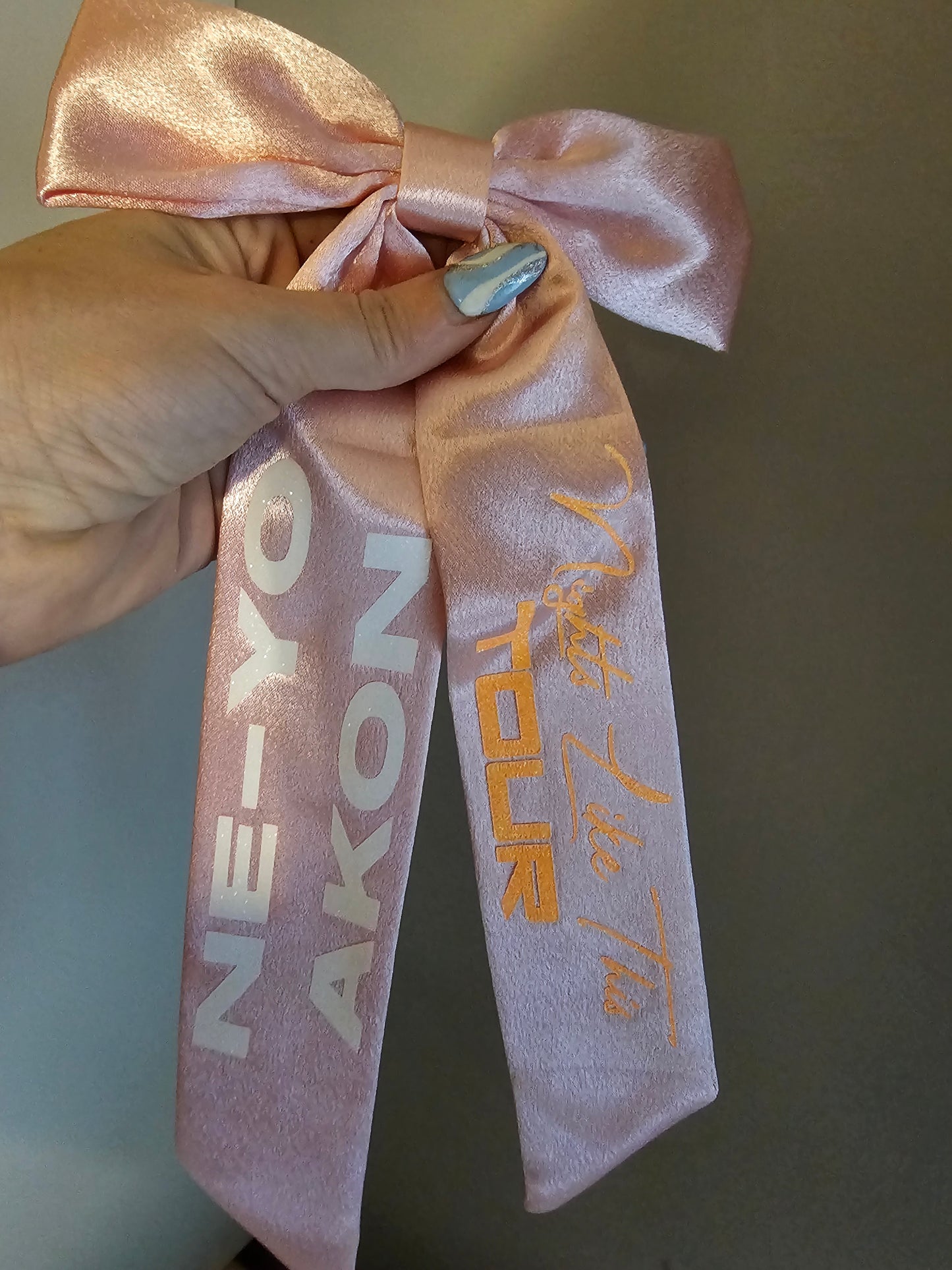 NE-YO AKON nights like tour concert hair bow
