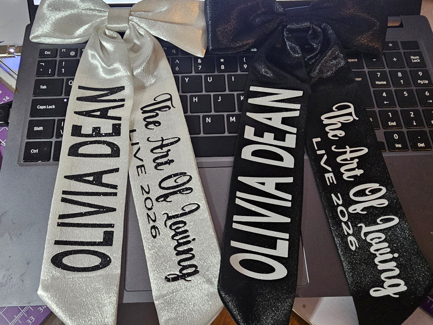 olivia dean the art of loving live 2026 concert hair bow