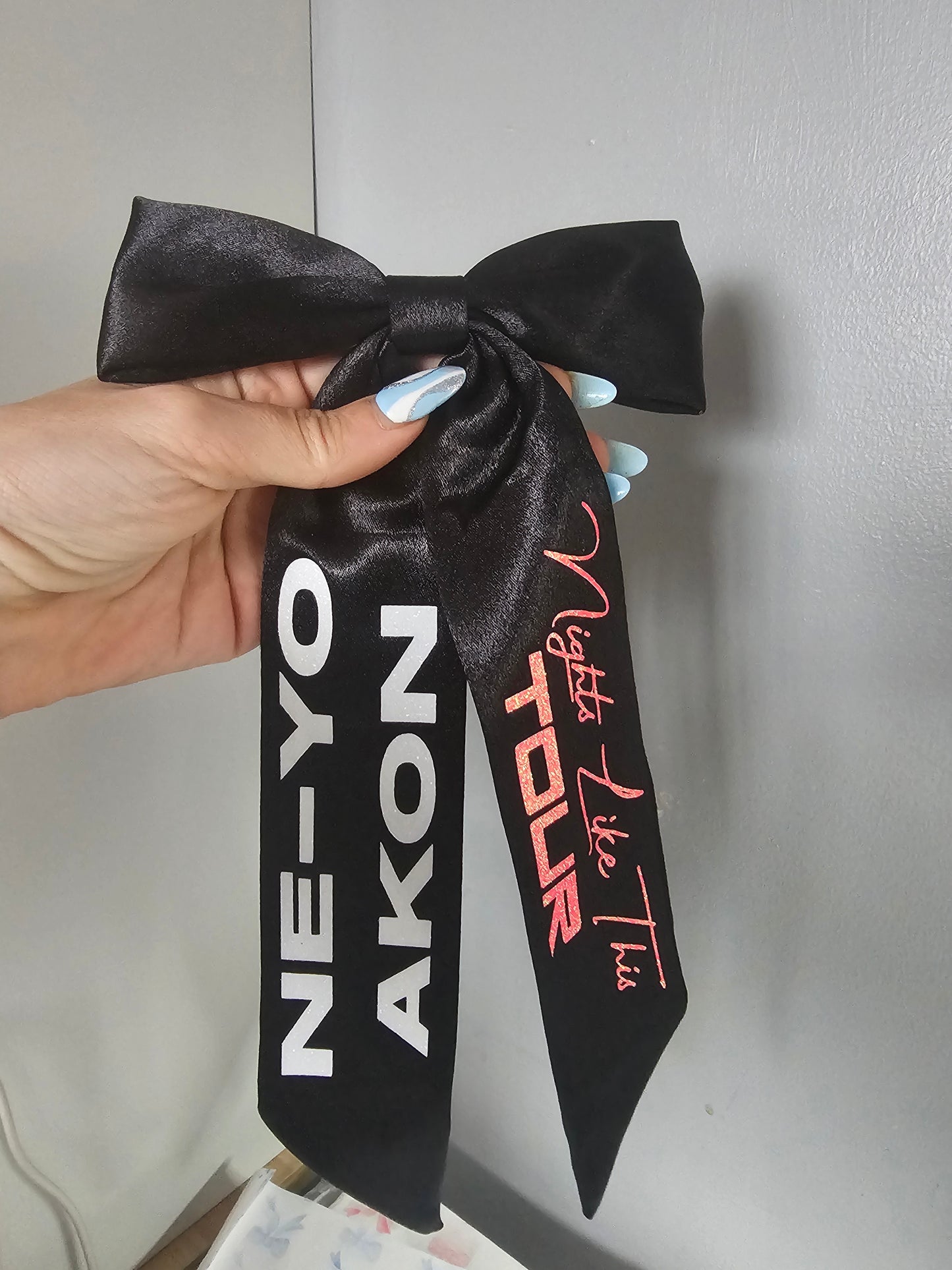 NE-YO AKON nights like tour concert hair bow