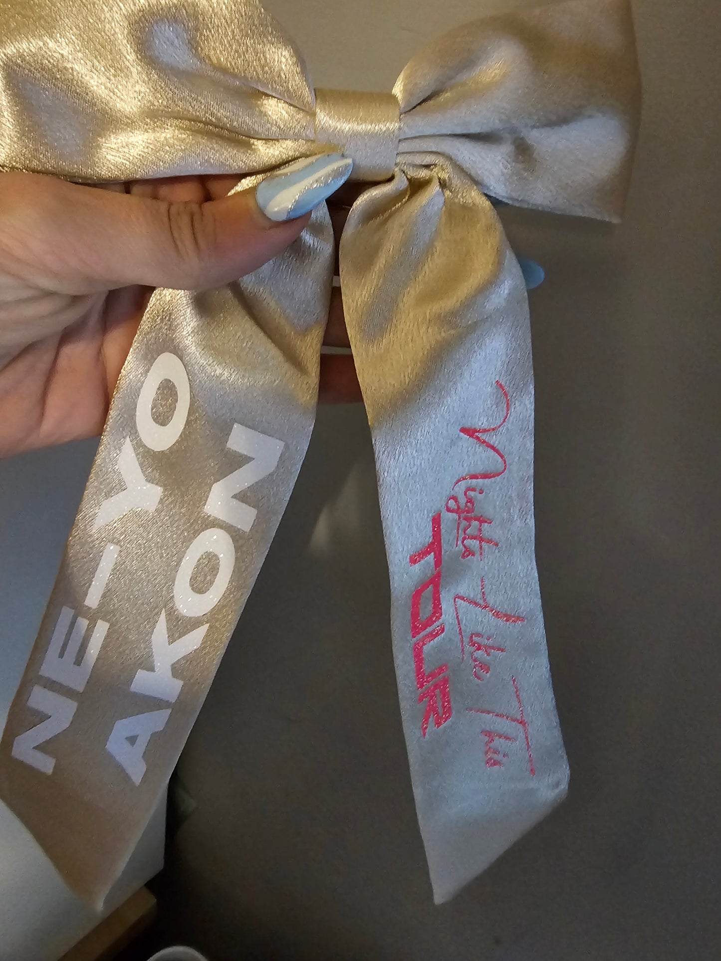 NE-YO AKON nights like tour concert hair bow