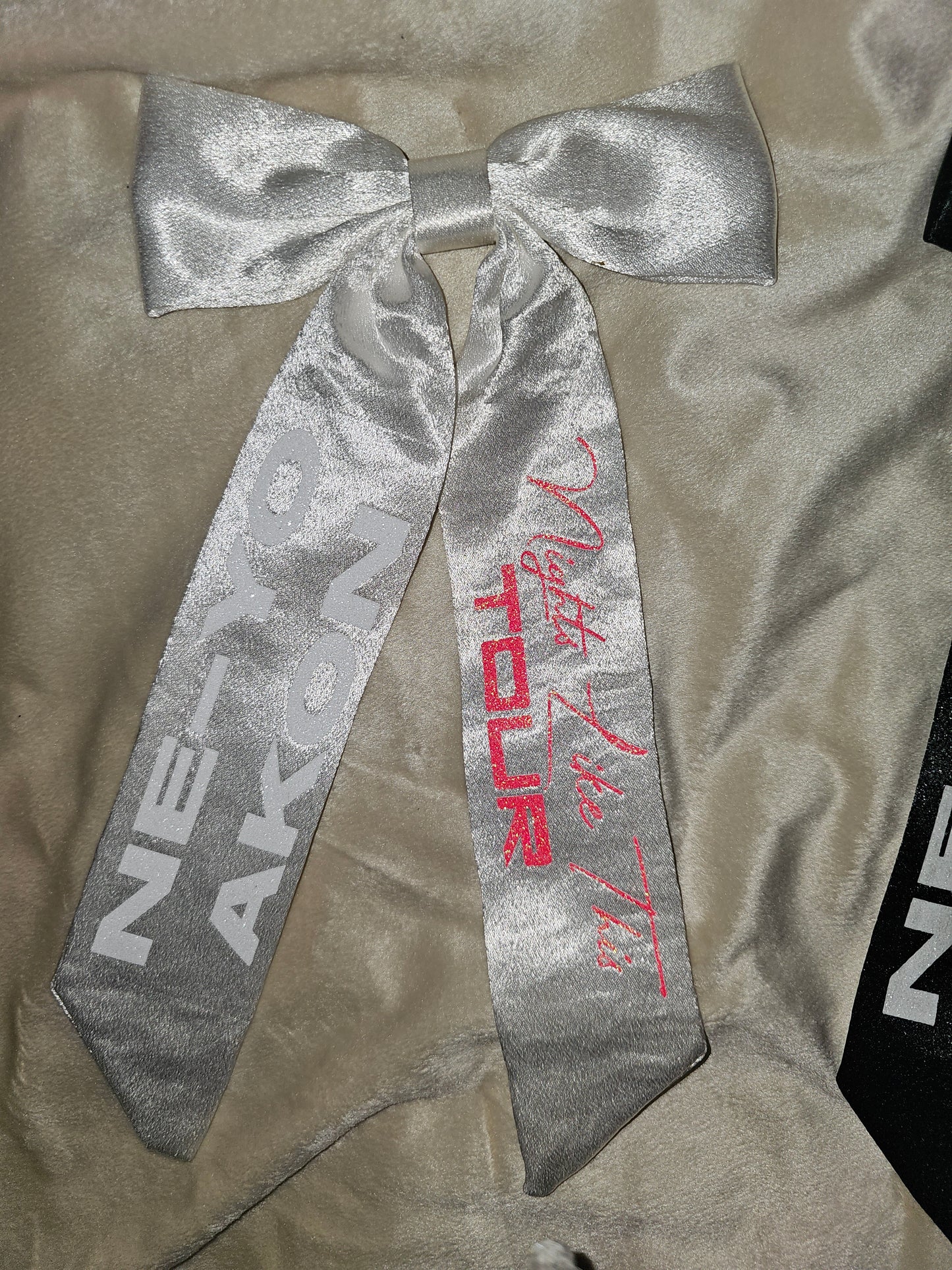NE-YO AKON nights like tour concert hair bow