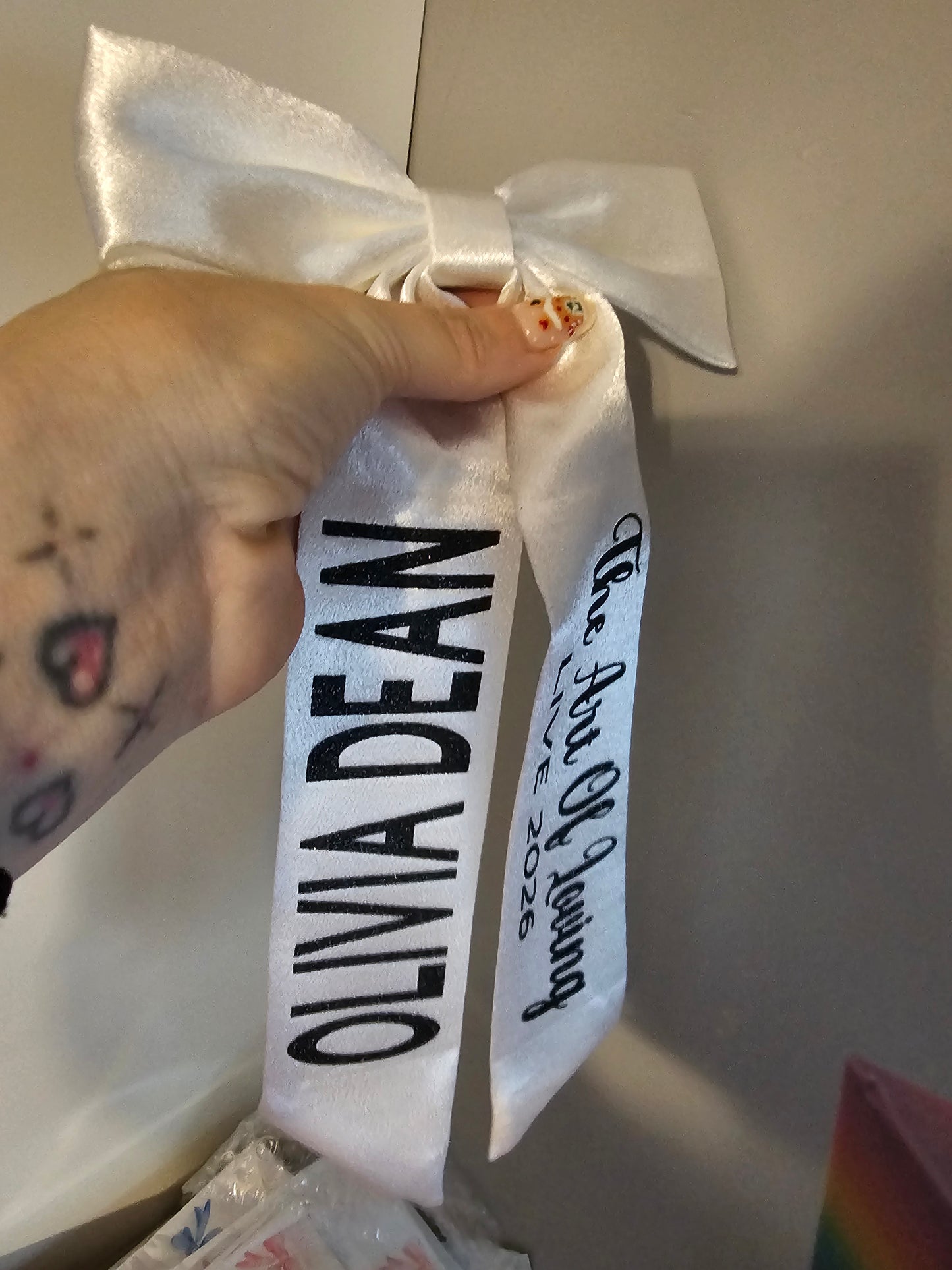 olivia dean the art of loving live 2026 concert hair bow