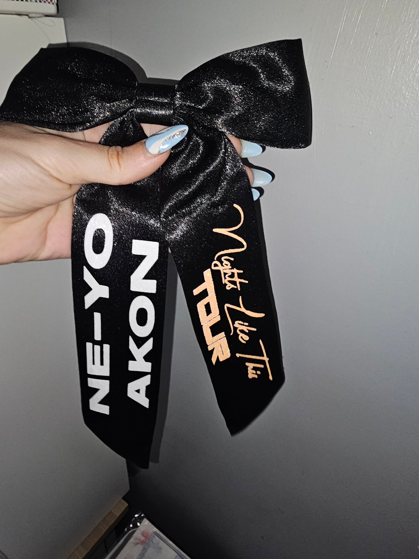 NE-YO AKON nights like tour concert hair bow