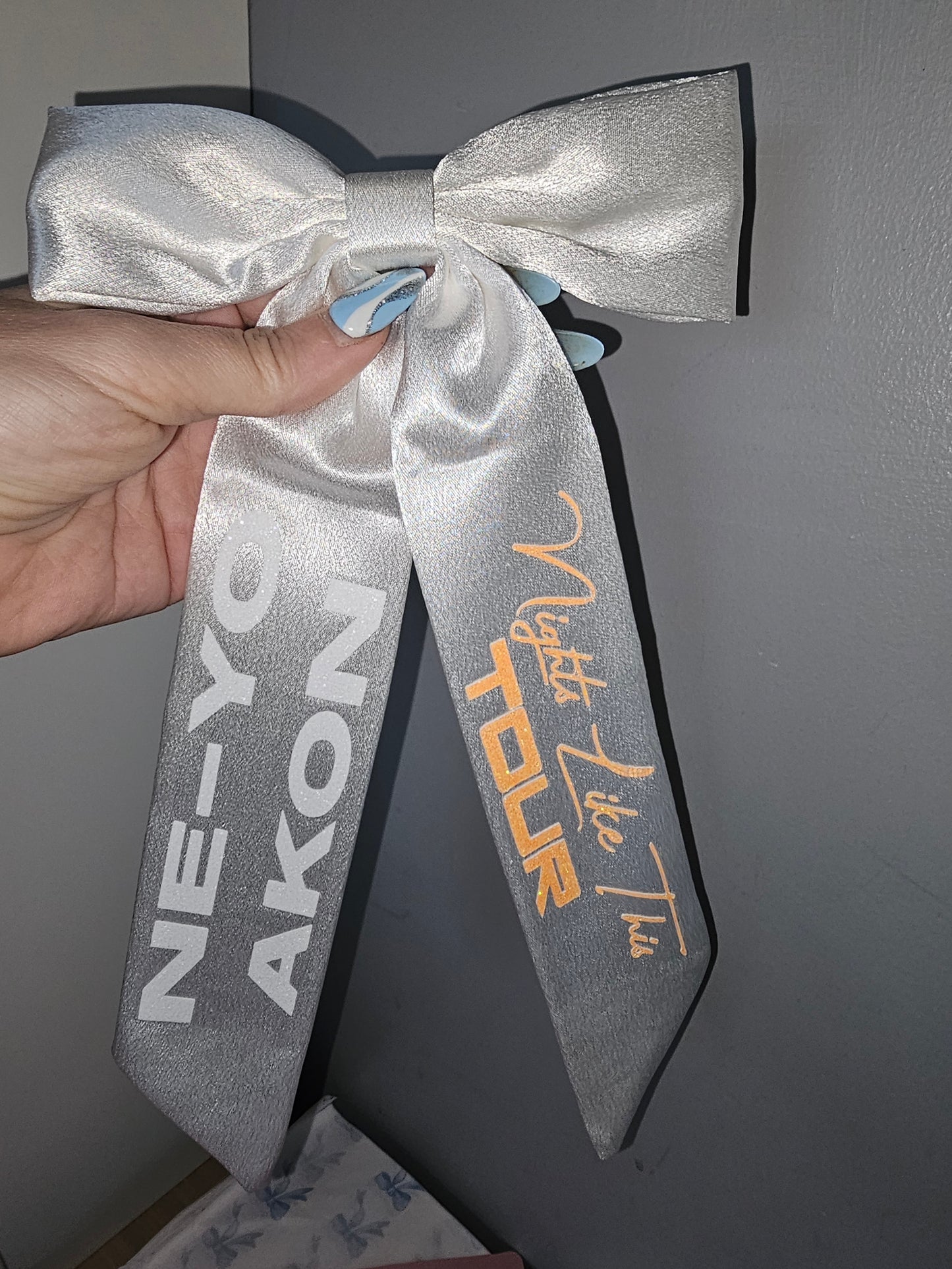NE-YO AKON nights like tour concert hair bow