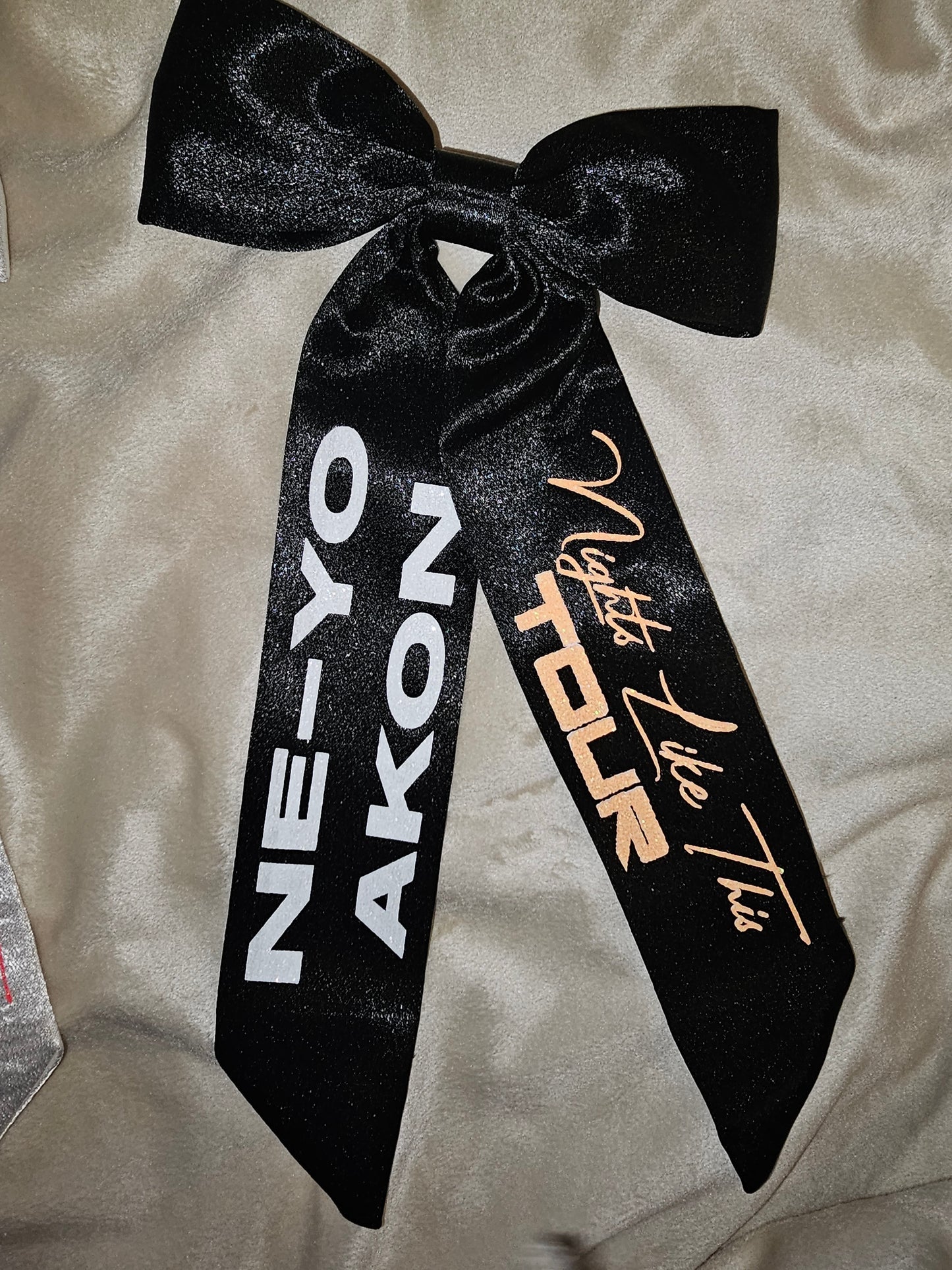 NE-YO AKON nights like tour concert hair bow
