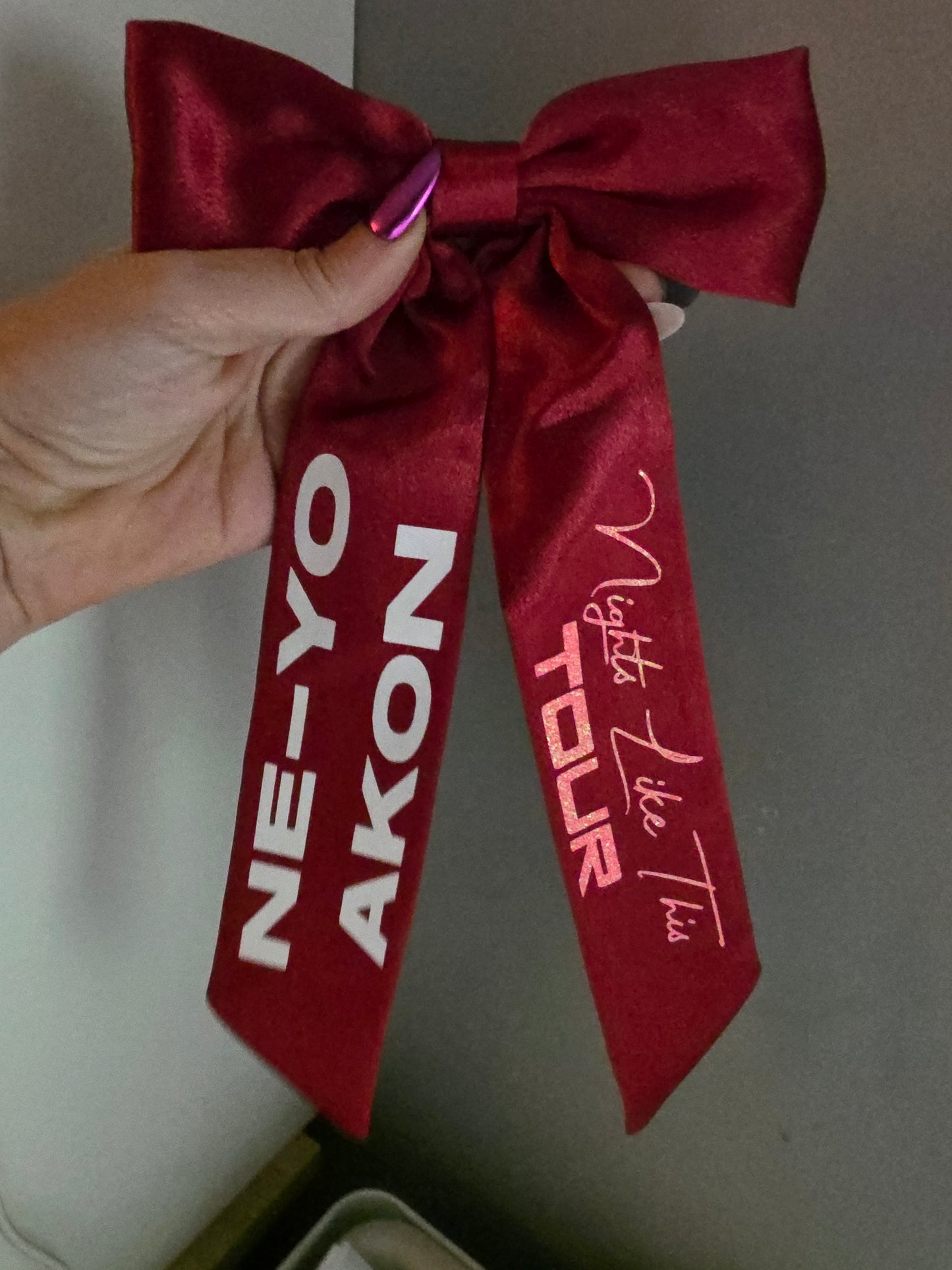 NE-YO AKON nights like tour concert hair bow