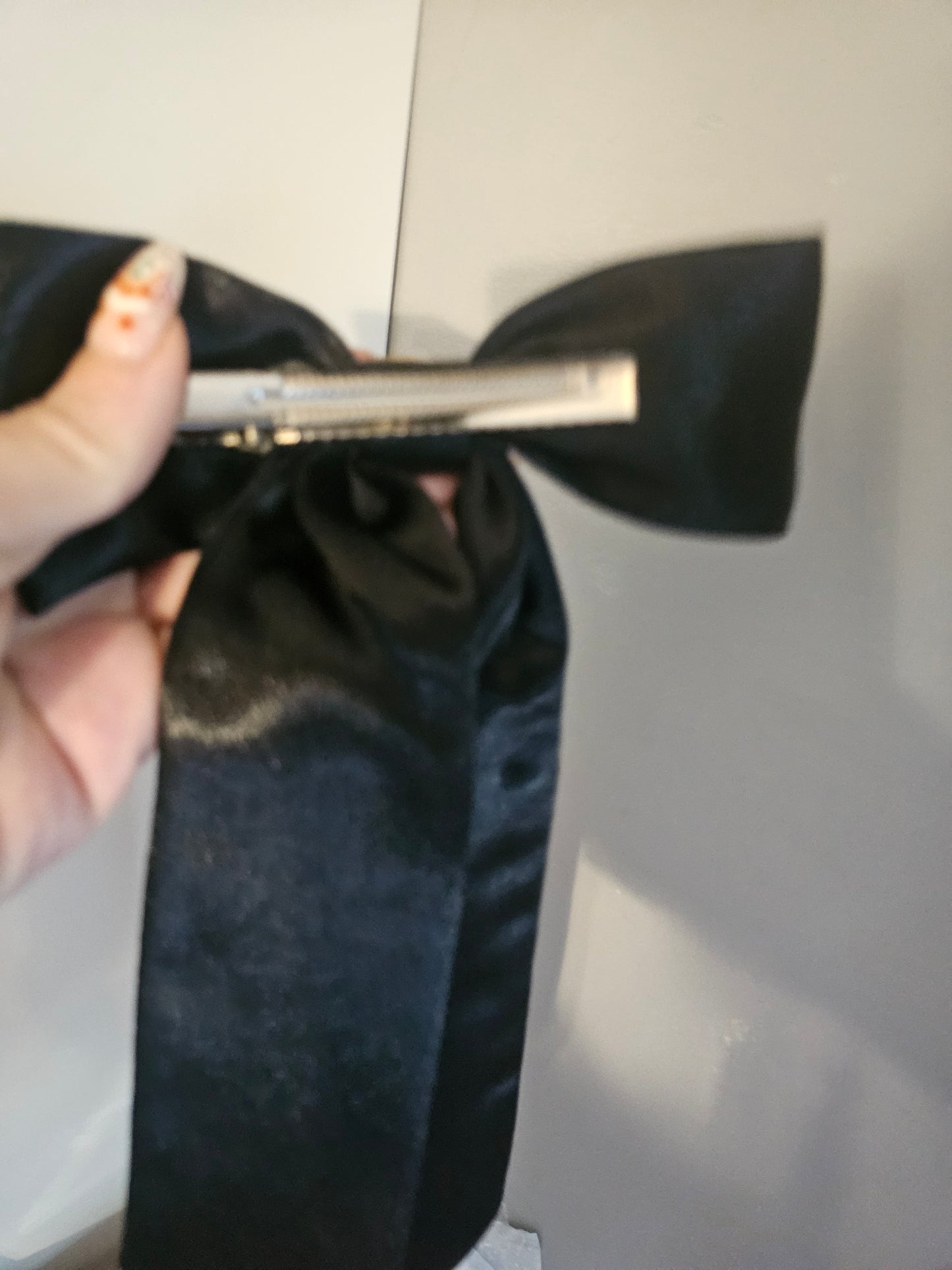 olivia dean the art of loving live 2026 concert hair bow