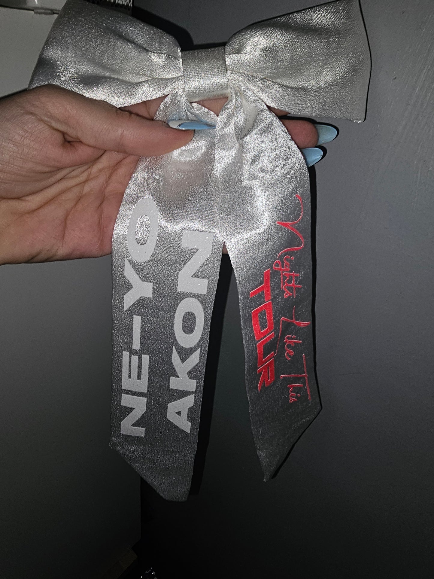 NE-YO AKON nights like tour concert hair bow